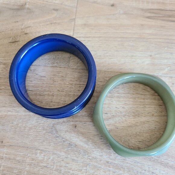 2 plastic chunky bangles. - Picture 3 of 9
